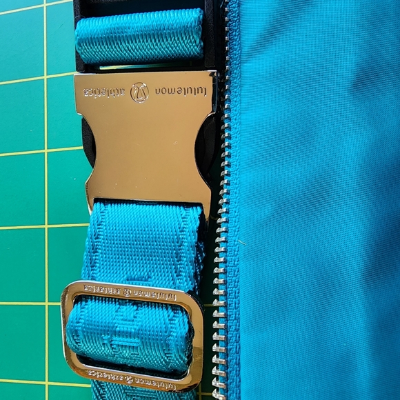 LULULEMON Travel Pooch Fanny Pack - Picture 4 of 11